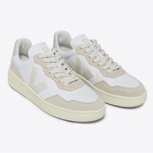 VEJA V-90 LEATHER WHITE PIERRE
ALMOND women size 7 gently used